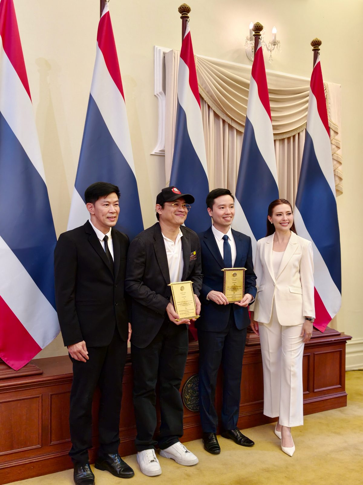 นพ.พิชญุตม์ ถ่ายภาพร่วมกับแขกผู้มาร่วมแสดงความยินดี