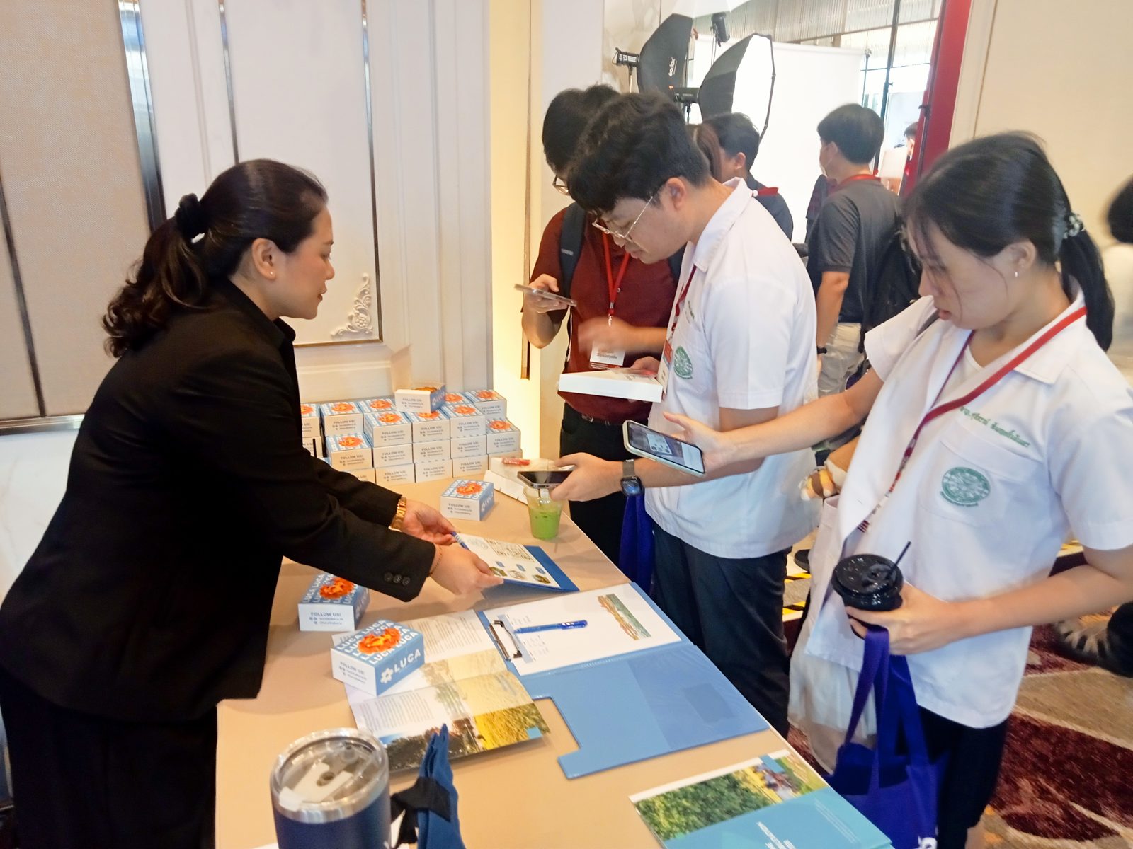 ทีมงาน Day One แนะนำเอกสารข้อมูลศูนย์ให้ผู้เข้าร่วมประชุม