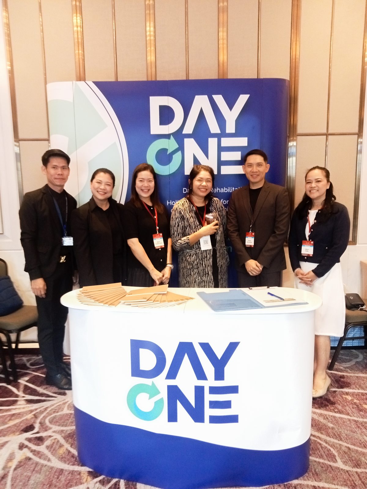 ทีมงาน Day One Rehabilitation Center ที่บูธในงาน TACP 2568