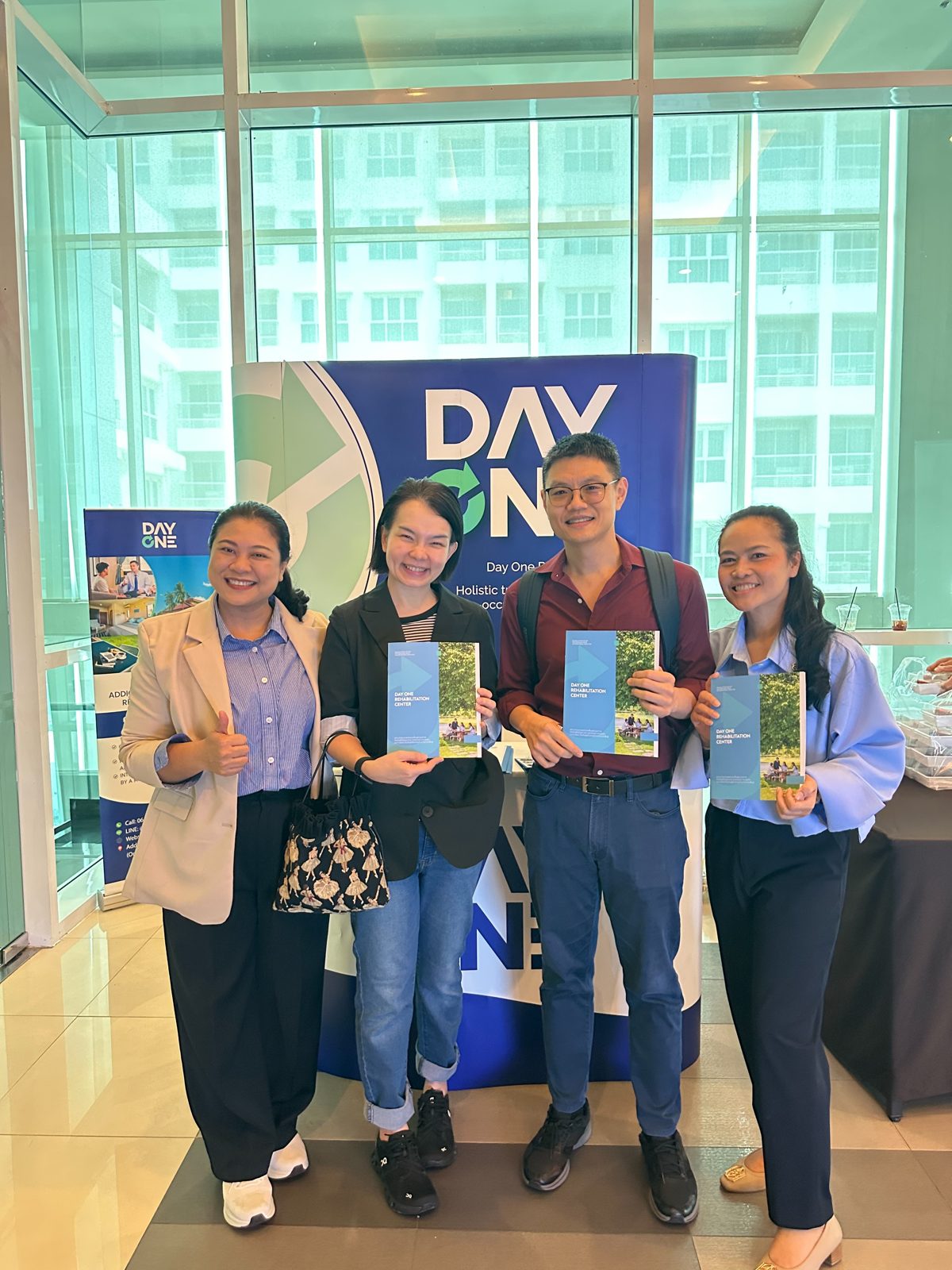 ทีมงาน Day One ถ่ายภาพร่วมกับผู้เข้าร่วมประชุมที่บูธ