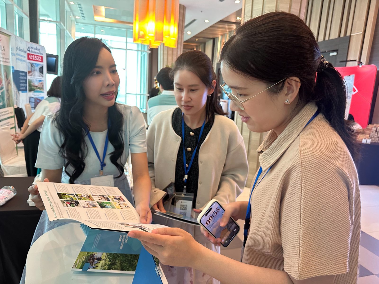 ผู้เข้าร่วมประชุมศึกษาข้อมูลจากเอกสารของ Day One