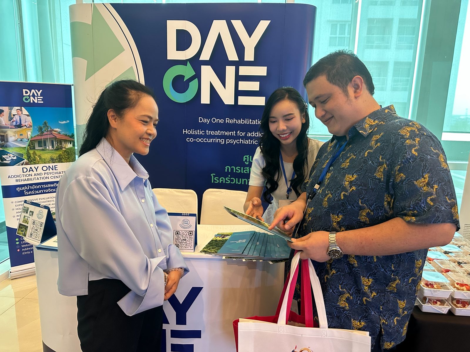 ทีมงาน Day One ต้อนรับผู้เข้าร่วมประชุมที่บูธ