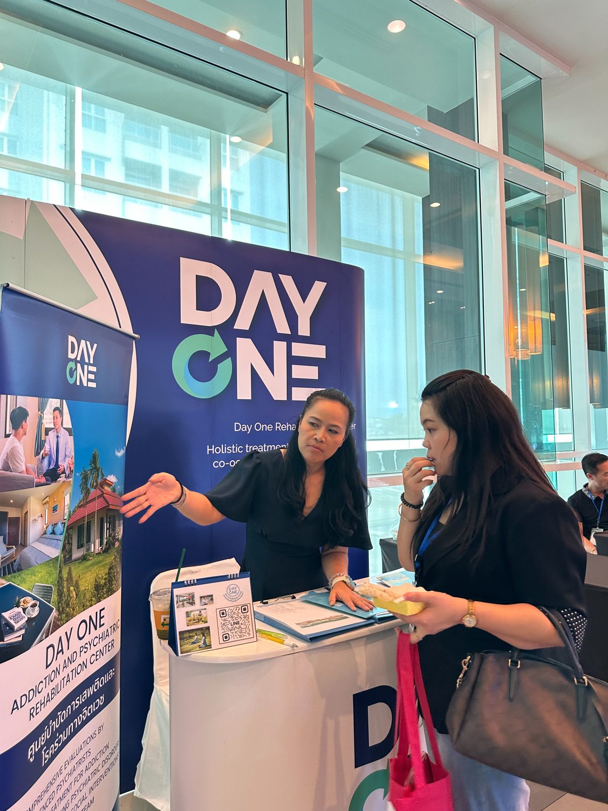 ผู้เข้าร่วมประชุมสอบถามข้อมูลที่บูธ Day One