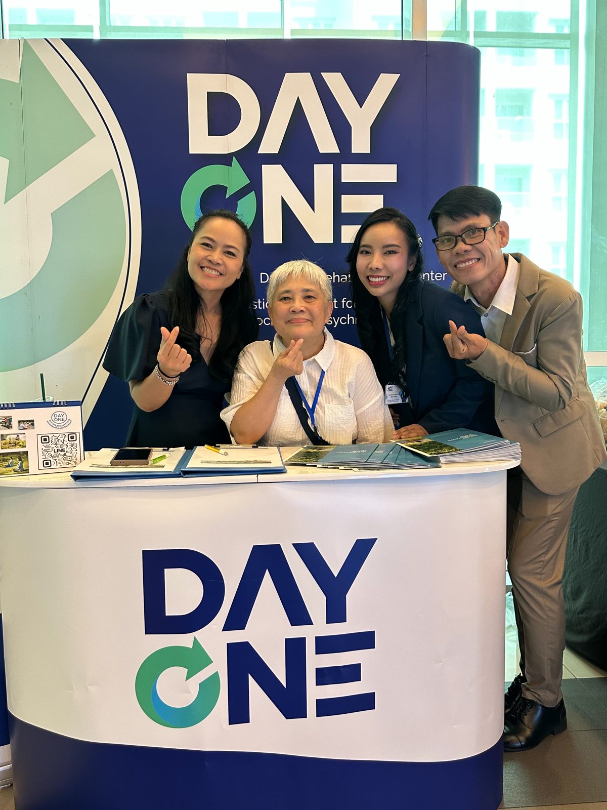ทีมงาน Day One ถ่ายภาพร่วมกันที่บูธในงาน TSAP 2569