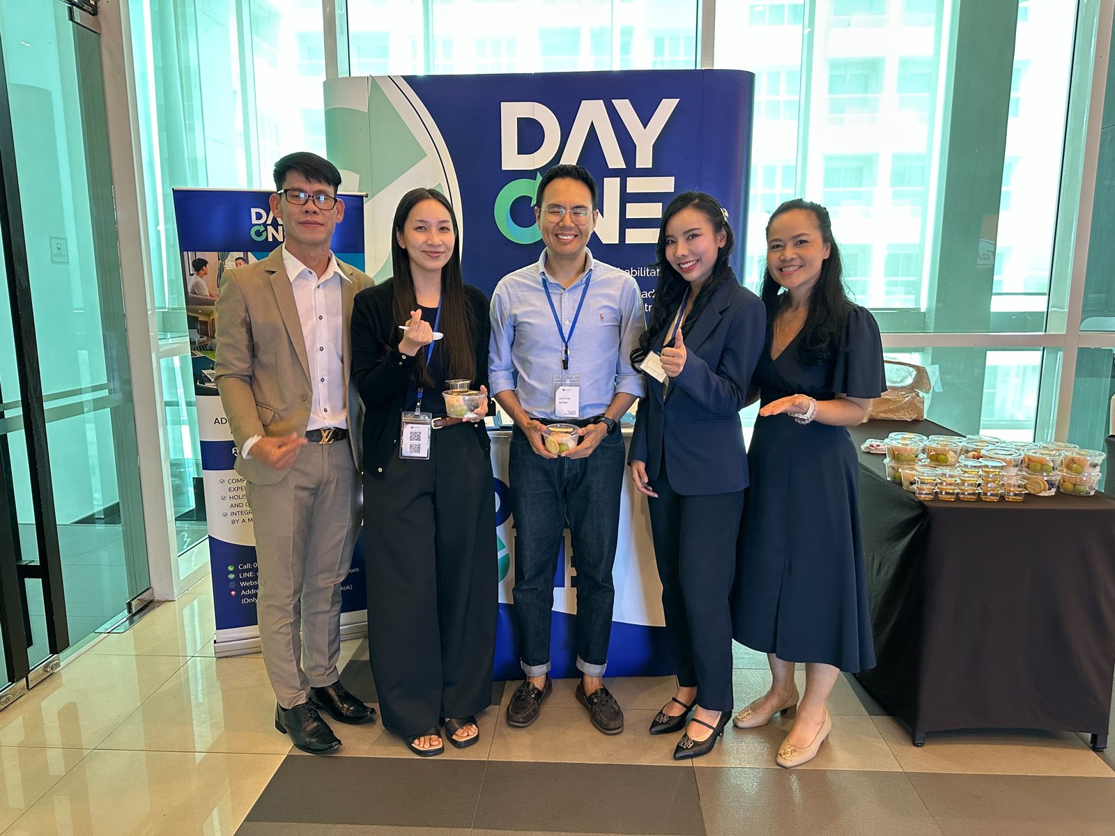 ทีมงาน Day One ถ่ายภาพร่วมกับผู้เข้าร่วมประชุม
