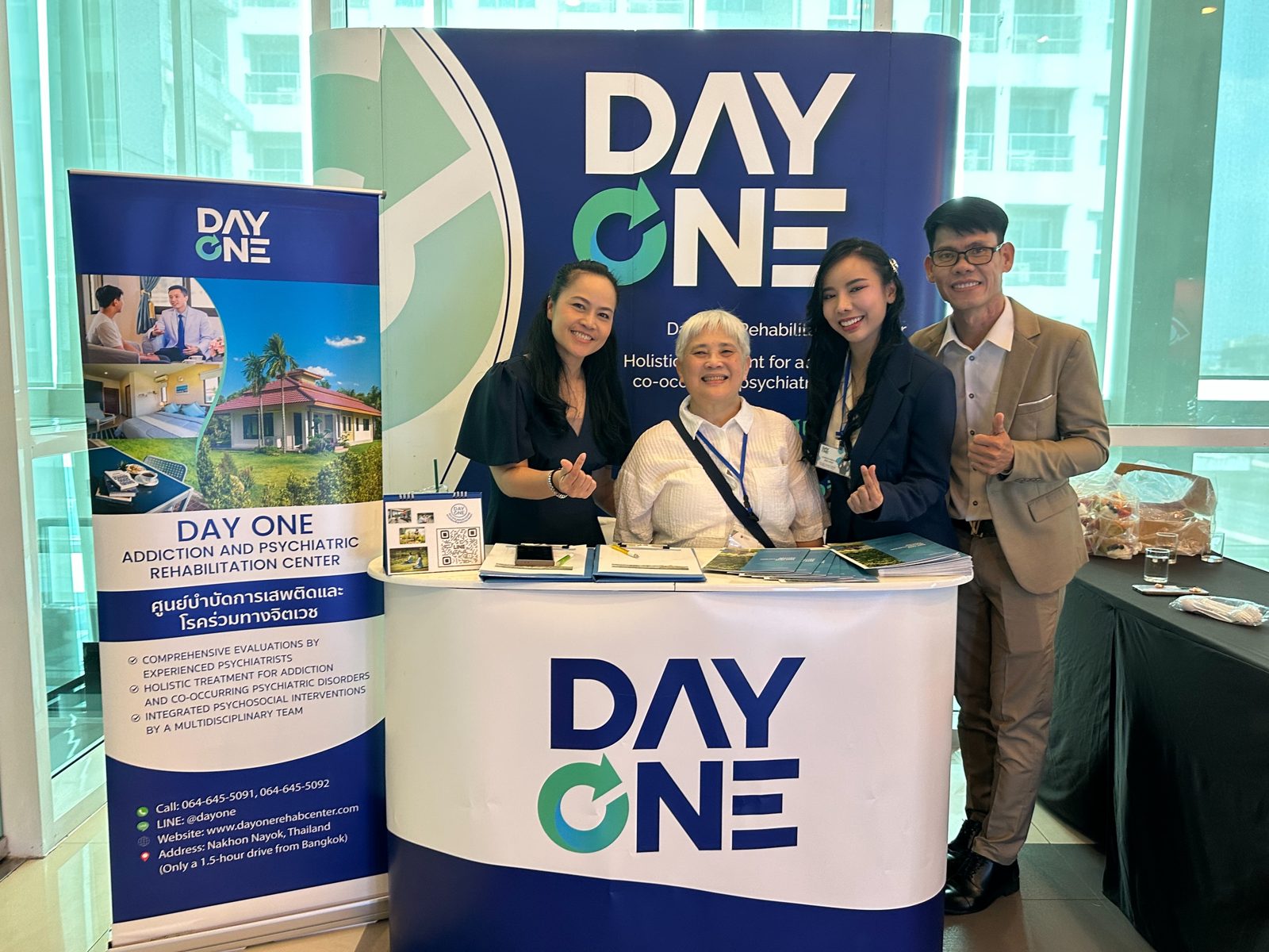 ทีมงาน Day One ถ่ายภาพร่วมกับผู้เข้าร่วมประชุมหน้าป้าย Day One