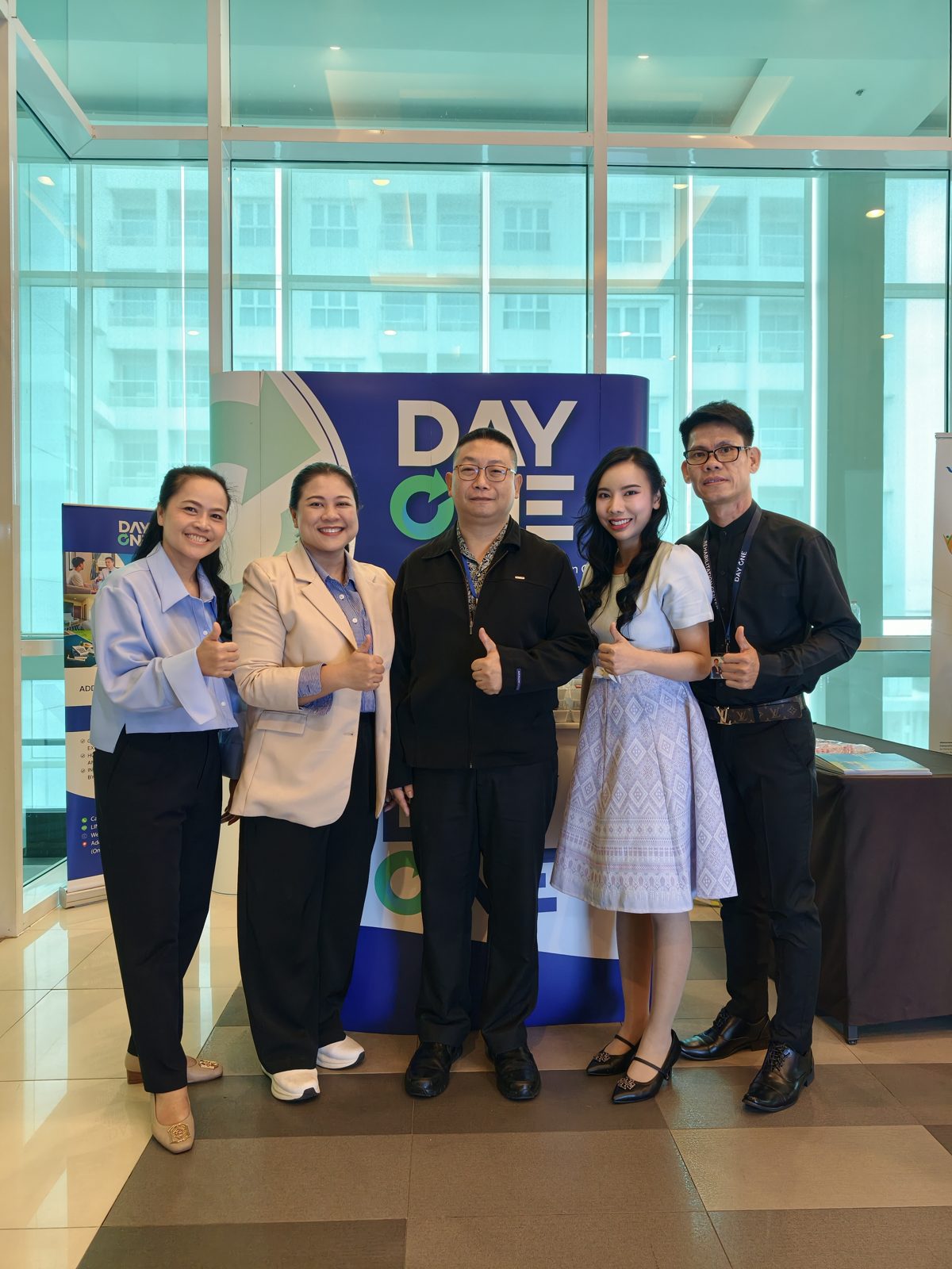 ทีมงาน Day One ถ่ายภาพร่วมกับผู้เข้าร่วมประชุมที่บูธ