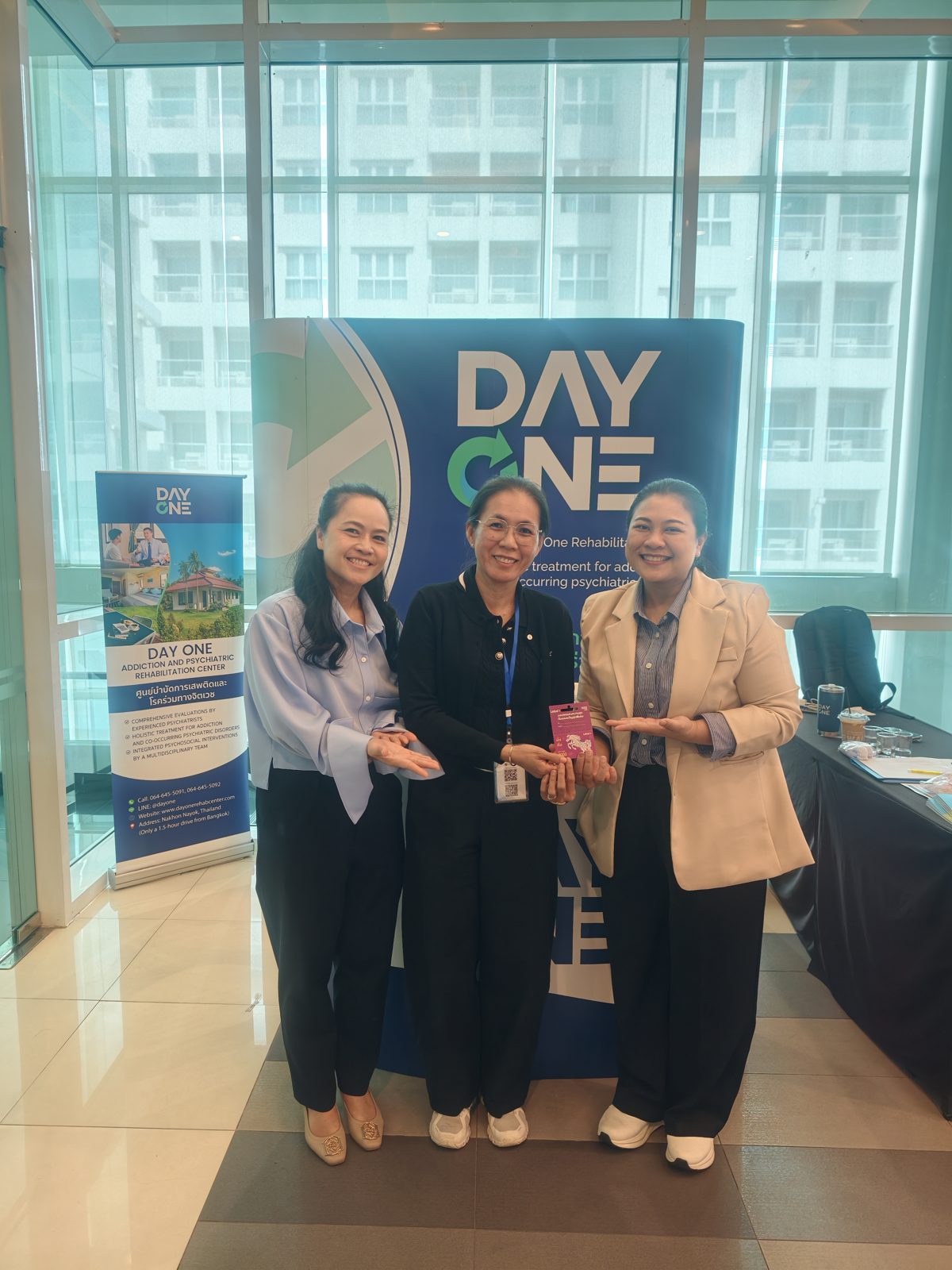 ทีมงาน Day One ถ่ายภาพร่วมกับผู้เข้าร่วมประชุม