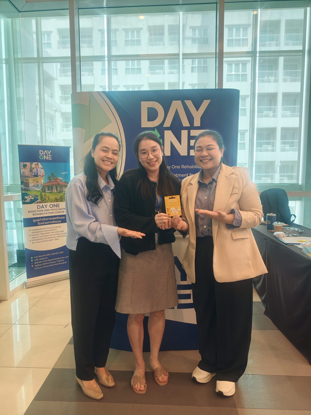 ทีมงาน Day One และผู้เข้าร่วมประชุมหน้าบูธ