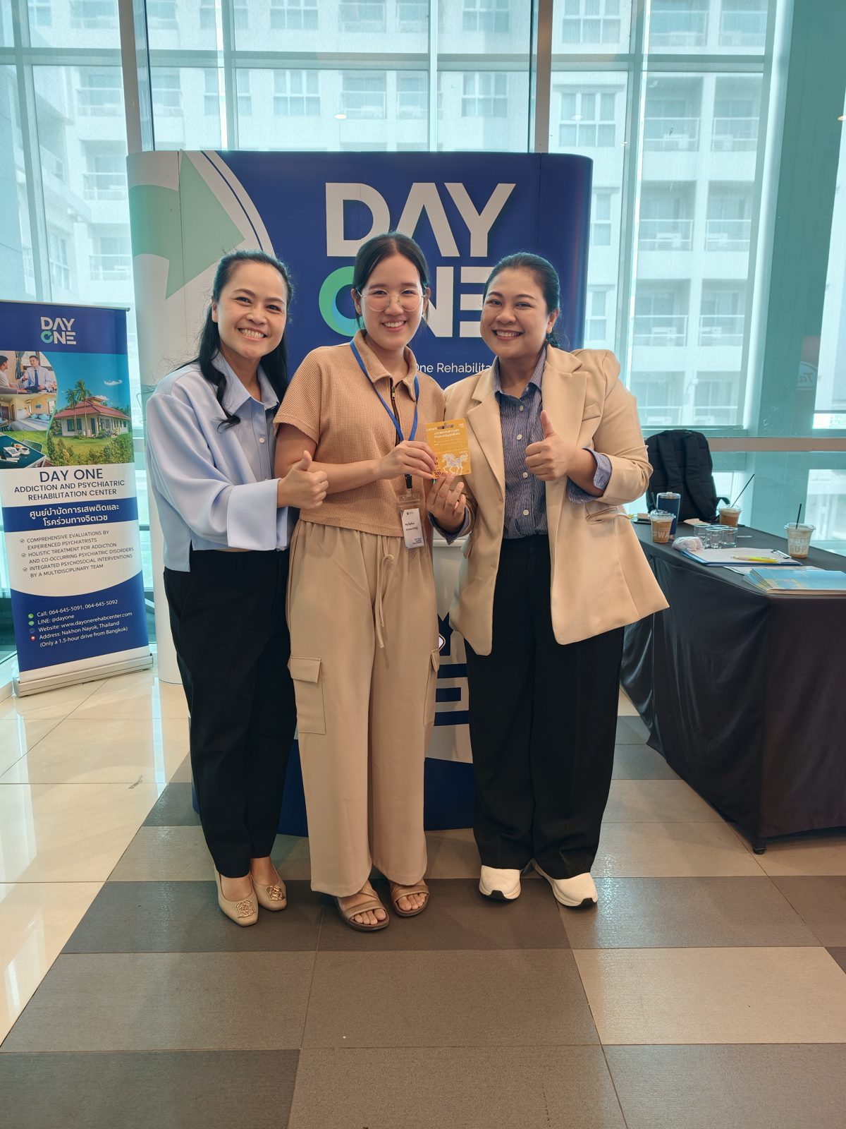 ผู้เข้าร่วมประชุมถ่ายภาพที่บูธ Day One