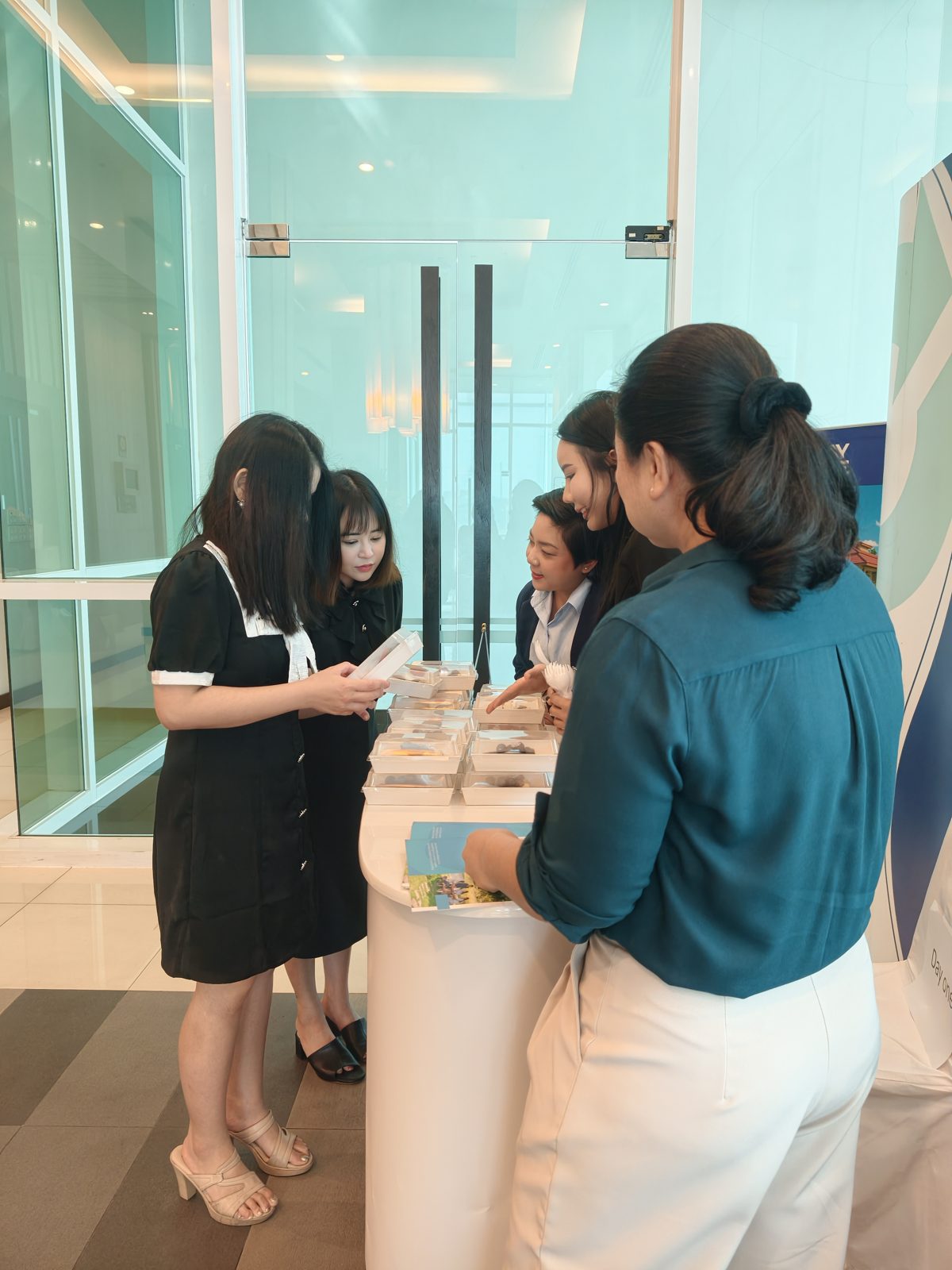 ผู้เข้าร่วมประชุมพูดคุยกับทีมงาน Day One